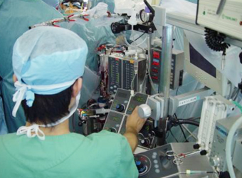写真：手術室での人工心肺操作業務